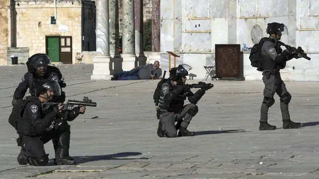FOTO: Bentrok Warga Palestina dengan Pasukan Keamanan Israel di Kompleks Masjid Al Aqsa