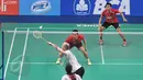 Ganda putra Inggris, Andrew Ellis/Peter Mills mengembalikan kok ke arah pasangan Hendra/Ahsan di BCA Indonesia Open Superseries Premier 2015 di Istora Senayan, Jakarta, Rabu, (3/6/2015). Hendra/Ahsan menang 21-13 21-13. (Liputan6.com/Herman Zakharia)