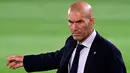 Pelatih Real Madrid, Zinedine Zidane, memberikan arahan kepada pemainnya saat melawan Valencia pada laga lanjutan La Liga Spanyol pekan ke-29 di Stadion Alfredo, Stefano, Jumat  (19/6/2020) dini hari WIB. Real Madrid menang 3-0 atas Valencia. (AFP/Javier Soriano)