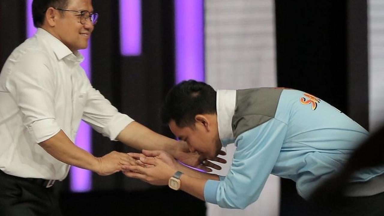 Tampak ekspresi Muhaimin yang tersenyum saat Gibran bersalaman dan mencium tangannya usai debat.<br>( Foto Lipuran6.com / Angga Yuniar )<br>