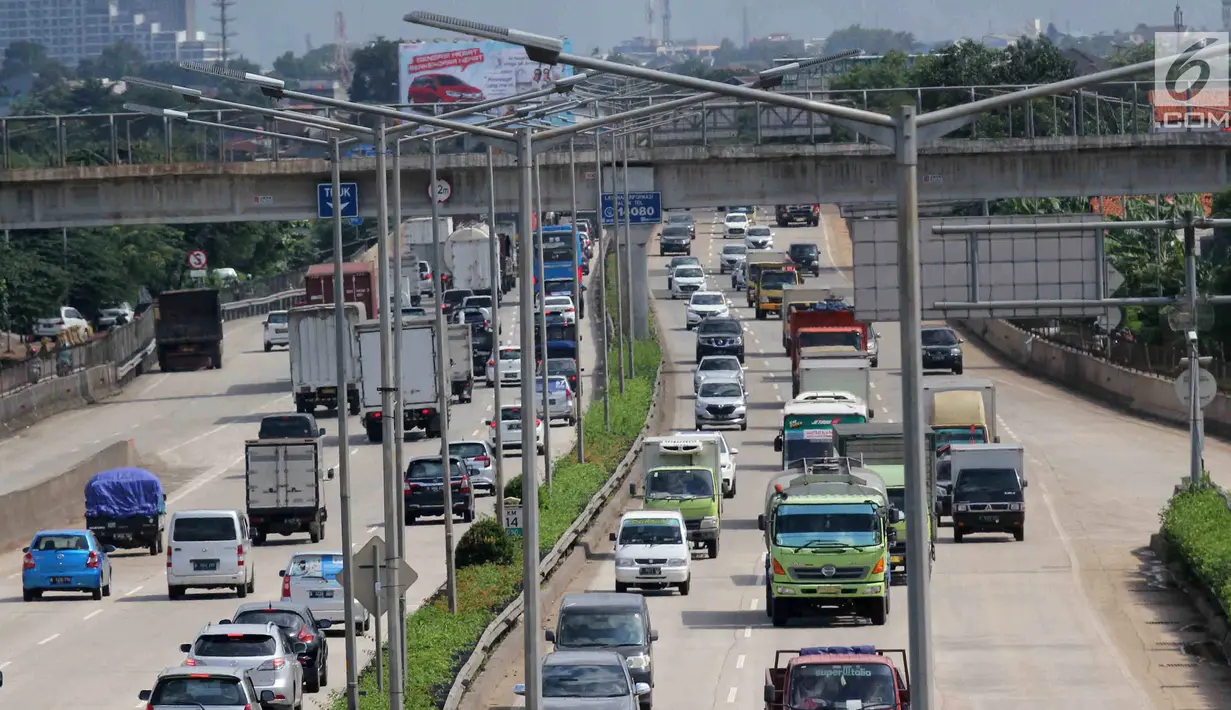 Sejumlah kendaraan melaju di ruas Tol Jakarta Outer Ring Road (JORR), Jakarta, Rabu (21/2). Empat ruas Tol JORR yang akan diintegrasikan yaitu ruas W2 Utara, JORR S, JORR Non-S, dan Pondok Aren-Ulujami. (Liputan6.com/Angga Yuniar)