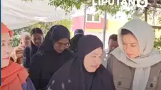 Simpati dan penguatan moral terus berdatangan untuk keluarga Arie Basuki, jurnalis yang hilang kontak saat meliput erupsi Gunung Anak Krakatau. Perwakilan Kemkomdigi dan Wakil Ketua DPRD Kota Depok mendatangi langsung rumah duka untuk mendampingi sang istri di masa penantian penuh ketidakpastian ...