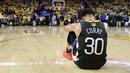 Stephen Curry tertunduk lesu setelah Golden State Warriors kalah di depan pendukungnya sendiri pada gim keenam dari Toronto Raptors. (Frank Gunn/The Canadian Press via AP)