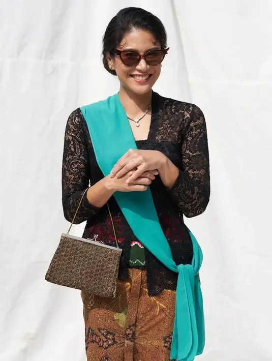 Apa yang dilakukan Dian Sastrowardoyo ini merupakan sebuah bentuk kampanye kepada masyarakat Indonesia agar ikut berpartisipasi dalam pengajuan kebaya ke UNESCO sebagai warisan budaya dunia. (FOTO: instagram.com/therealdisastr/)