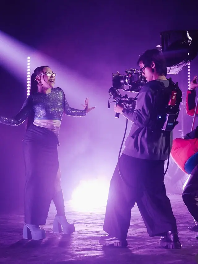 Dibalik layar outfit Rossa di Video Klip Terbaru Single Sinaran dengan atasan biru. [Dok. @agrasuseno]