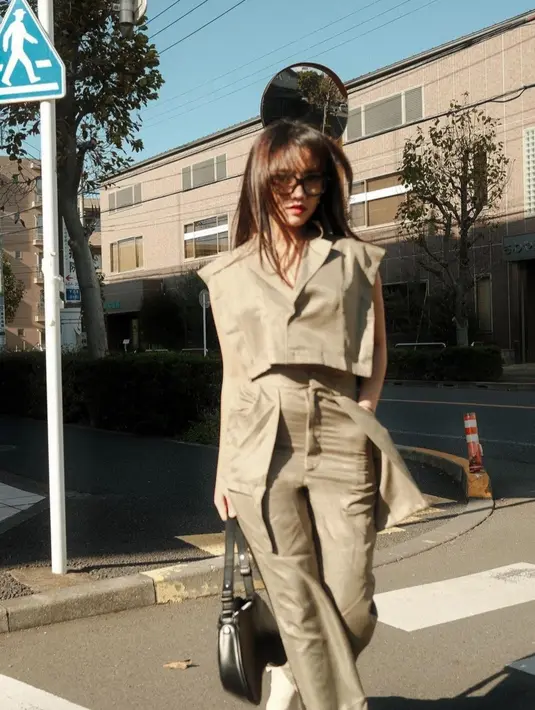 Dia juga terlihat mengenakan kacamata agar penampilannya semakin menarik.