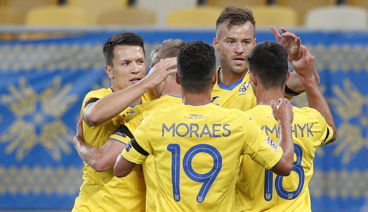 Pemain Ukraina merayakan gol yang dicetak Oleksandr Zinchenko ke gawang Swiss pada laga Nations League di Stadion Arena Lviv, Jumat (4/9/2020) dini hari WIB. Ukraina menang 2-1 atas Swiss. (AFP/Anatolii Stepanov)