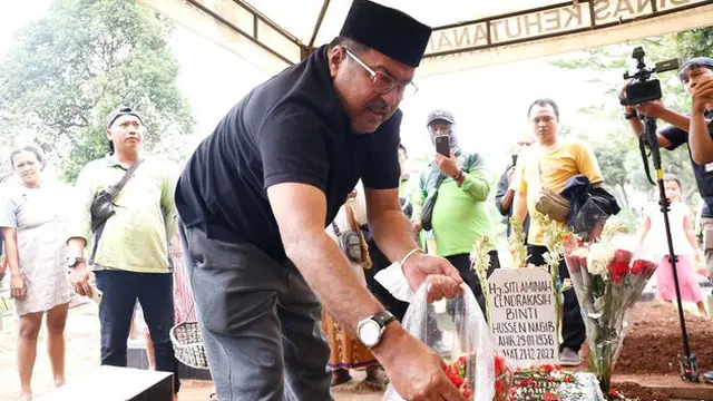 Rano Karno Ziarah Makam Mak Nyak