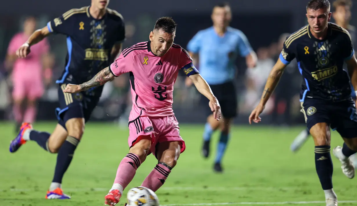 Diketahui, Lionel Messi absen cukup lama akibat cedera pergelangan kaki. (Chris ARJOON/AFP)