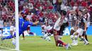 Gelandang Al Ahly, Kahraba (tengah) berusaha mencetak gol dalam sebuah kemelut di depan gawang Fluminense pada laga semifinal Piala Dunia Klub 2023 di King Abdullah Sports City Stadium, Arab Saudi, Selasa (19/12/2023) dini hari WIB. (AP Photo/Manu Fernandez)