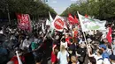 Para pengunjuk rasa berkumpul di pusat kota Budapest, Hongaria (5/6/2021). Ribuan orang di Hungaria mekakukan aksi protes menentang rencana pembangunan Universitas China di Budapest. (AP Photo/Laszlo Balogh)