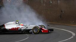 Pebalap Haas F1, Esteban Gutierrez berputar saat ditabrak pebalap Honda McLaren, Fernando Alonso pada balapan perdana Formula One Australian Grand Prix, Melbourne, Minggu (20/3/2016).  (AFP/Max Blyton) 