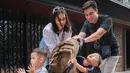 "Mama pau kaya anak gadis," tulis Ria Ricis. "MasyAllah mama pau kek gadis lagi suapin adek2nya, kiano anteng bgt duduk blkng stroller," tulis afrizavisanti. "Masyallah mama Pau terlalu cantikkk putra dua kayak masih gadis gini," tulis janisulaiman61 [Instagram/paula_verhoeven]