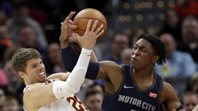 Pemain Cleveland Cavaliers, Kyle Korver (kiri) dengan pemain Detroit Pistons, Stanley Johnson