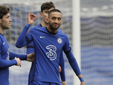 Gelandang Chelsea, Hakim Ziyech (kanan) melakukan selebrasi usai mencetak gol kedua timnya ke gawang Sheffield United dalam laga perempatfinal Piala FA 2020/2021 di Stamford Bridge, London, Minggu (21/3/2021). Chelsea menang 2-0 atas Sheffield United. (AP/Kirsty Wigglesworth)