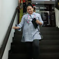 Anak Nia Daniati, baru saja menjalani pemeriksaan di Ditreskrimum Polda Metro Jaya, Jakarta Selatan, Selasa 1 Agustus 2017. Olivia Nathania atau yang akrab disapa Oi diperiksa terkait dugaan penggelapan. (Deki Prayoga/Bintang.com)