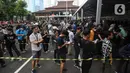 Pada penukaran tiket, disediakan beberapa loket untuk mengurai antrean. (Liputan6.com/Johan Tallo)