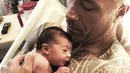 Dwayne Johnson menyambut anak perempuannya, Gia. (instagram/therock)