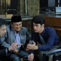 Syuting film Rudy Habibie sempat berhenti lantaran pemeran utamanya, Reza Rahadian sakit dan beberapa hari menjalani perawatan di rumah sakit. (Adrian Putra/Bintang.com)
