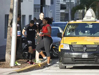 Petenis wanita nomor satu dunia, Serena Williams turun dari sebuah taksi yang ia tumpangi ditengah perlombaan pada acara lari amal 5 km yang diselenggarakan di Miami Beach, Florida, Senin (14/12/2015). (dailymail.co.uk)