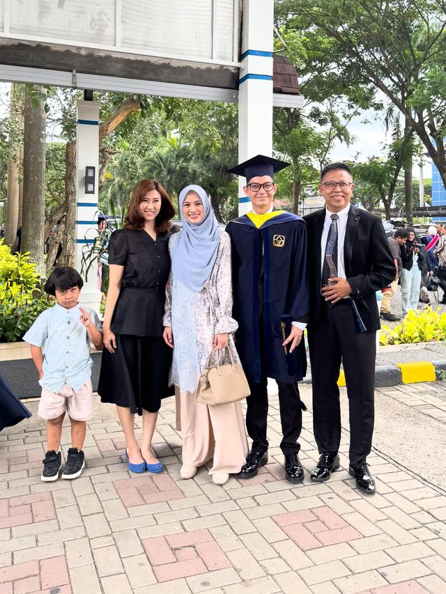 4 Potret Alyssa Soebandono dampingi Dude Harlino wisuda, gayanya simpel tapi anggun banget