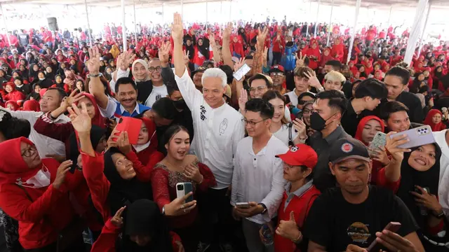 Calon presiden (Capres) nomor urut 3 Ganjar Pranowo saat melaunching program SMK Gratis Langsung Kerja untuk Keluarga Miskin di Lapangan Pule, Wonogiri, Jawa Tengah, Jumat (29/12/2023).