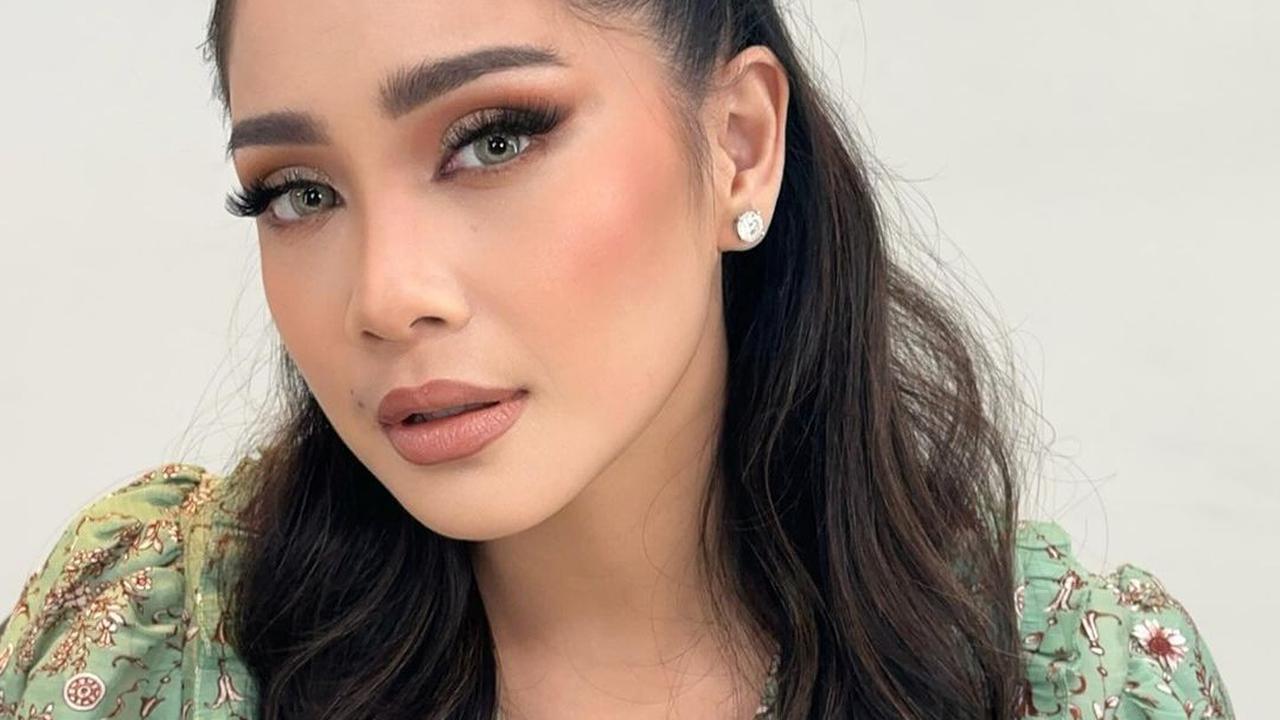 Rossa terkejut melihat hasil makeup Tasya Farasya. Rossa mengaku ingin di-makeup oleh Tasya Farasya.<br>