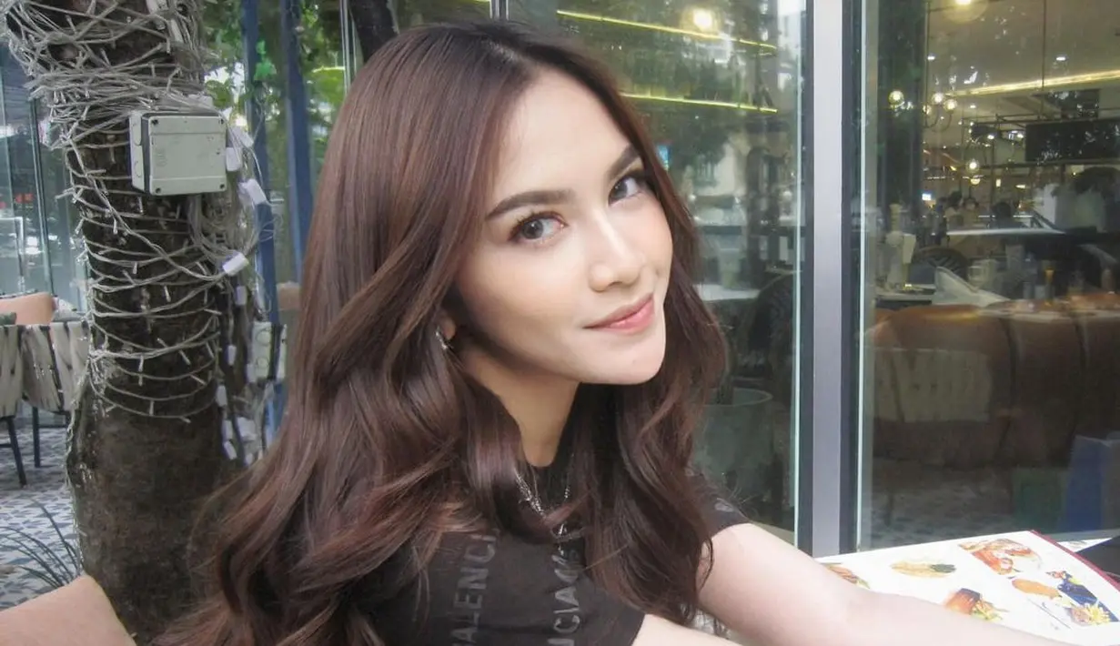 Melihat pesona Mahalini Raharja dengan makeup simpelnya di bawah sinar matahari langsung. Cantik natural, Mahalini tampil dengan mengenakan lensa kontak abu-abu, maskara, dan lipstik bernuansa merah muda yang membaur sempurna dengan kulit putihnya. [Foto: Instagram/mahaliniraharja]