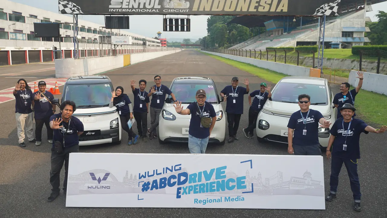 48 Jurnalis di Indonesia Rasakan Sensasi Mengendarai Mobil Listrik Wuling di Sirkuit Sentul Bogor
