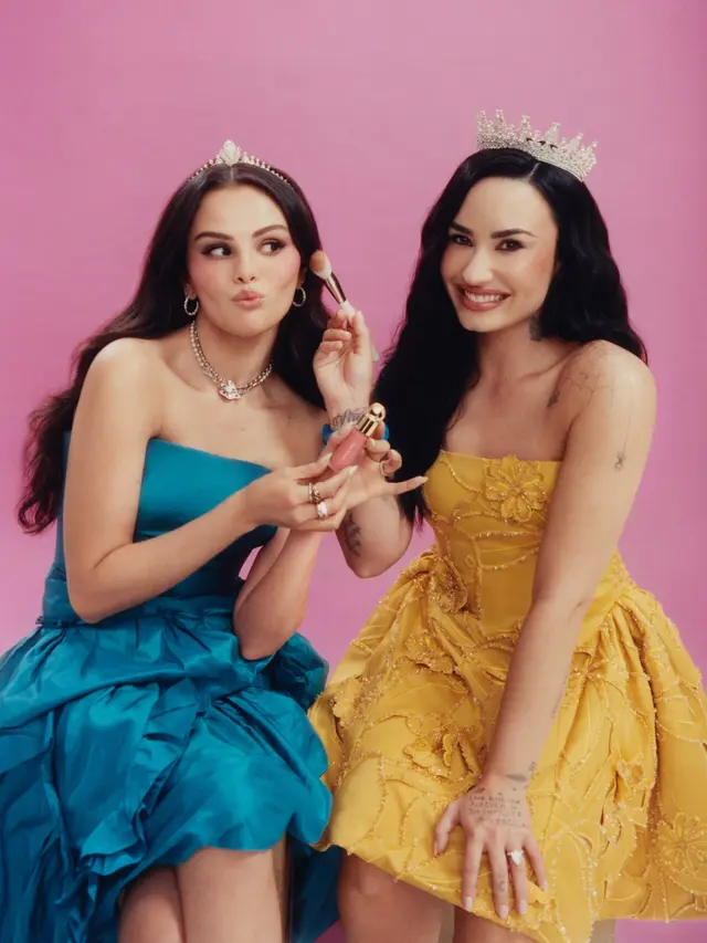 Delena Comeback, Selena Gomez Tampil Bak Little Princess dengan Tiara Rancangan Rinaldy A. Yunardi