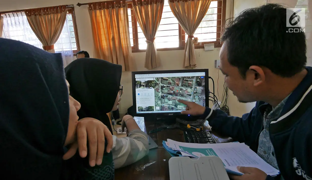 Orangtua murid saat mengisi kelengkapan seleksi Penerimaan Peserta Didik Baru (PPDB) di SMAN 1 Depok,  Kota Depok, Jawa Barat, Selasa (18/6/2019). PPDB SMA dibagi menjadi tiga jalur yakni zonasi, prestasi, dan pemindahan orangtua. (Liputan6.com/Herman Zakharia)