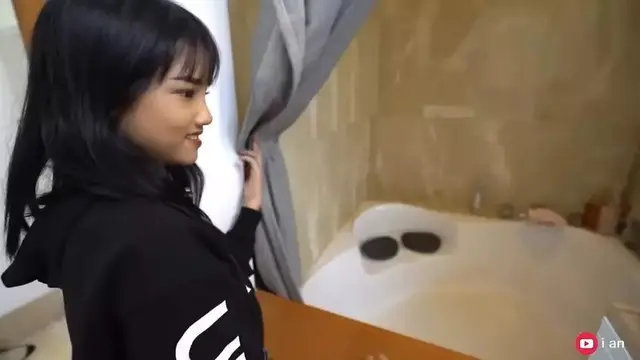 Potret Kamar Mandi Rumah Nathalie Holscher, Dinding Berlapis Marmer dan Penutupnya Jadi Sorotan