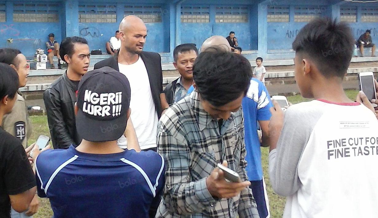 Sergio van Dijk menjadi idola Bobotoh saat tiba saat mengunjungi mess Persib Bandung di Bandung, Rabu (18/5/2016). (bola.com/Erwin Snaz)