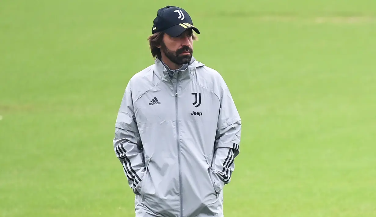 Pelatih Juventus, Andrea Pirlo, mengamati pemainnya saat latihan jelang menghadapi Dynamo Kiev pada laga pembuka Liga Champions di NSC Olimpiyskiy pada Selasa (20/10/2020) malam WIB. Juventus akan menghadapi Dynamo Kiev tanpa Cristiano Ronaldo. (AFP/Marco Bertorello)