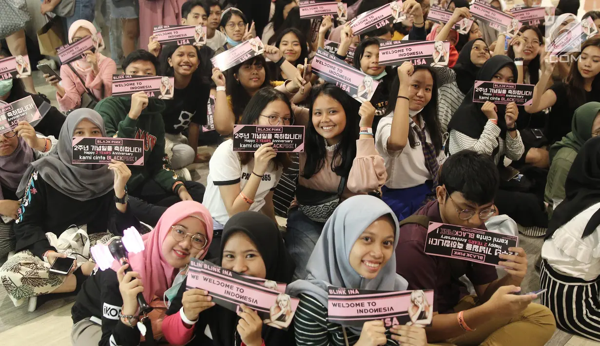 Fans BLACKPINK menunjukkan tiket Meet Lisa from BLACKPINK di Kota Kasablanka, Jakarta, Kamis (9/8). Kedatangan Lisa BLACKPINK ke Indonesia sudah ditunggu-tunggu oleh para fans. (Liputan6.com/Herman Zakharia)
