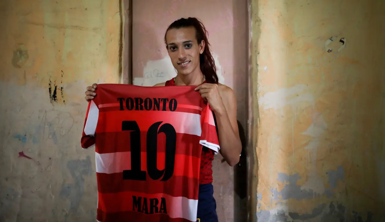Mara Gomez berpose dengan jersey klub sepak bola amatir pertamanya, Toronto, di La Plata, 6 Februari 2020. Gomez menunggu keputusan dari Federasi Sepakbola Argentina untuk mencetak sejarah sebagai transgender pertama yang bermain di liga sepakbola profesional Argentina. (AP Photo/Natacha Pisarenko)