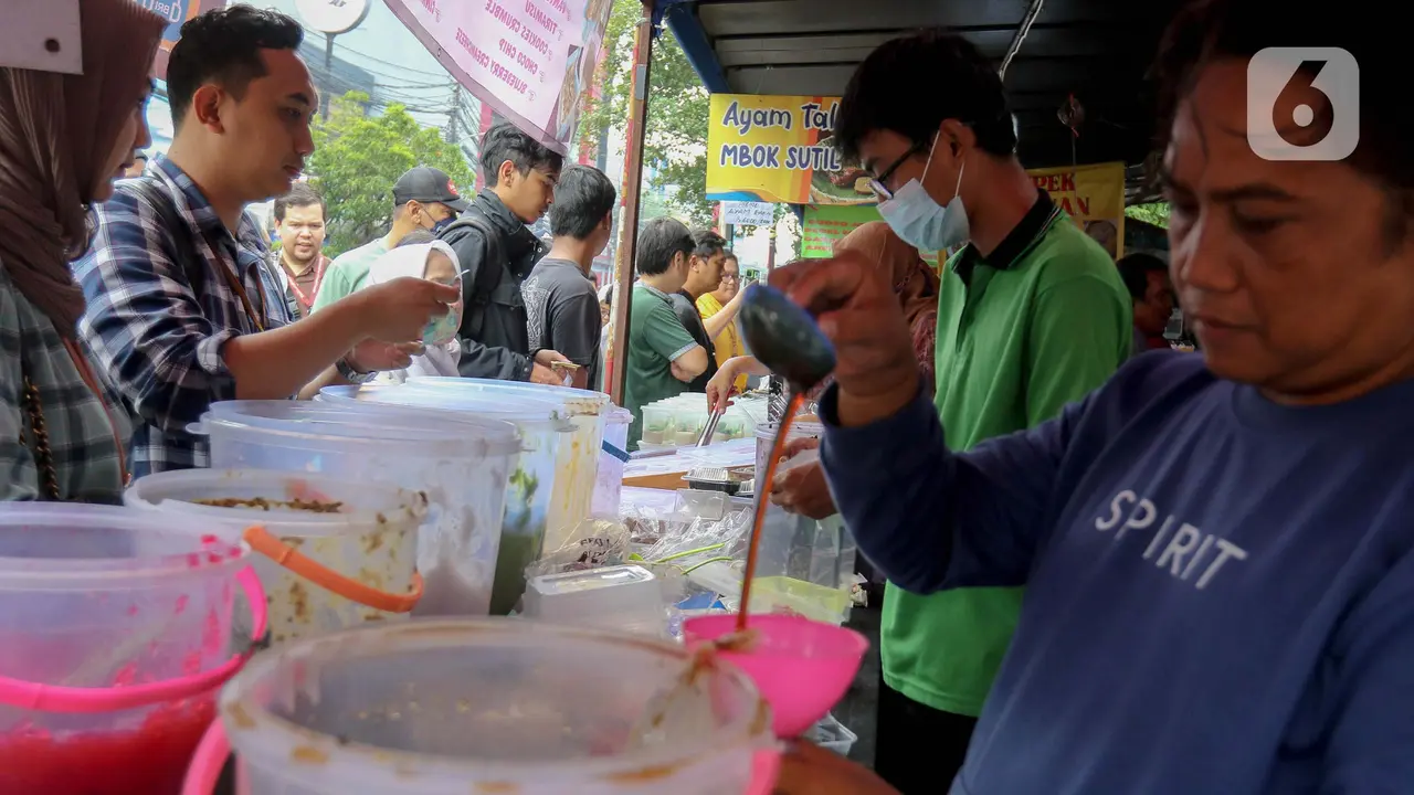 Pasar Takjil Benhil Masih Jadi Primadona Warga Berburu Penganan Berbuka Puasa