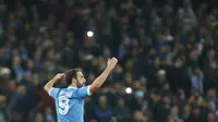 Penyerang Napoli, Gonzalo Higuain (kanan) melakukan selebrasi usai mencetak gol kegawang Inter Milan pada lanjutan Liga Serie A di  San Paolo, Naples, Italia (30/11). Napoli menang atas Inter Milan dengan skorg 2-1. (REUTERS/Ciro De Luca)