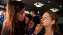 Model saat didandani  di belakang panggung sebelum di atas catwalk membawakan busana asal Inggris Temperley London pada Autumn / Winter 2017 London Fashion Week di London, Inggris (19/2).  (AFP Photo / Niklas Halle'n) 