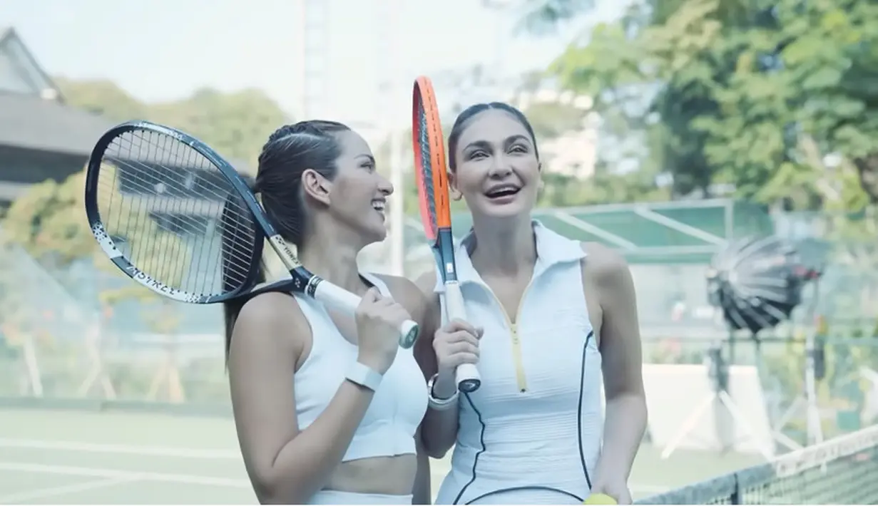 Luna dan Nia Ramadhani akan tanding melawan Nagita Slavina dan Gege. Dalam momen latihan pertama tersebut, terlihat juga anak kedua Raffi dan Gigi, Rayyanza alias Cipung. [Youtube/Luna Maya]