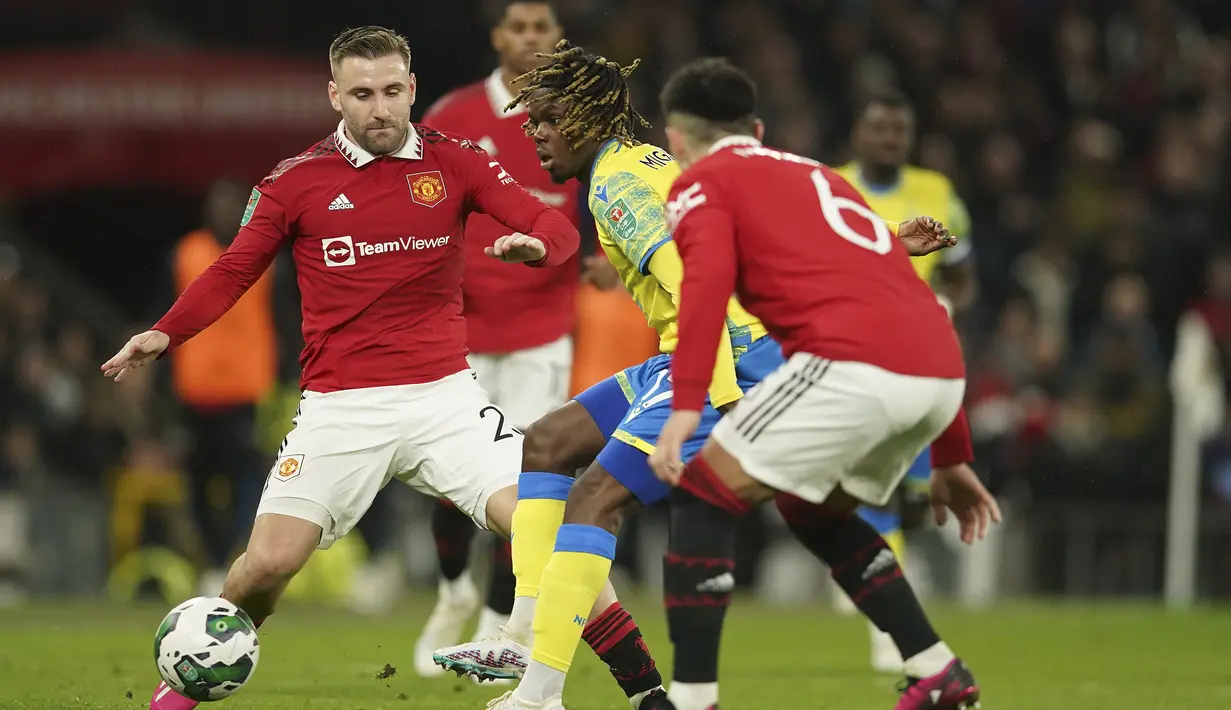 Luke Shaw. Bek kiri asal Inggris yang kini menjalani musim ke-9 bersama Manchester United sejak didatangkan dari Southampton pada awal musim 2014/2015 ini total tampil 4 kali dari total 15 laga MU di Liga Europa 2016/2017. Pemain yang mulai kembali menemukam performa terbaiknya di bawah asuhan Erik ten Hag ini telah tampil 16 kali di Liga Inggris musim 2022/2023 dengan torehan 1 gol dan 1 assist. (AP Photo/Dave Thompson)