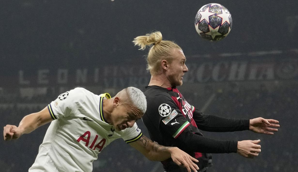 Pemain AC Milan, Simon Kjaer, duel udara dengan pemain Tottenham Hotspur, Richarlison, pada leg pertama babak 16 besar Liga Champions 2022/2023 yang berlangsung di San Siro, Rabu (15/2/2023). (AP Photo/Luca Bruno)