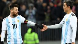 Dybala juga rekan Lionel Messi di Argentina. Tetapi lantaran tipe main Dybala dianggap sangat mirip Messi, keduanya jarang diturunkan bersamaan. (Foto: AFP/Kirill Kudryavtsev)