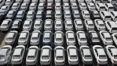 Petugas melakukan pengecekan mobil yang baru diturunkan dari kapal pengangkut di Tanjung Priok Car, Terminal Pelabuhan Tanjung Priok, Jakarta, Rabu (29/7/2015). Pasar otomotif nasional menyusut 15,3% selama paruh pertama 2015. (Liputan6.com/Johan Tallo)