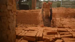 Seorang pria bekerja di pabrik batu bata di Bhaktapur, Nepal, 30 April 2020. (Xinhua/Sulav Shrestha)