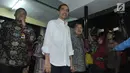 Presiden Jokowi dan Wakil Presiden Jusuf Kalla usai menjenguk korban bom kampung melayu di RS Polri Kramatjati Kamis (25/5). Jokowi menegaskan, tidak ada tempat di negara kita, untuk terorisme. (Liputan6.com/Helmi Afandi)