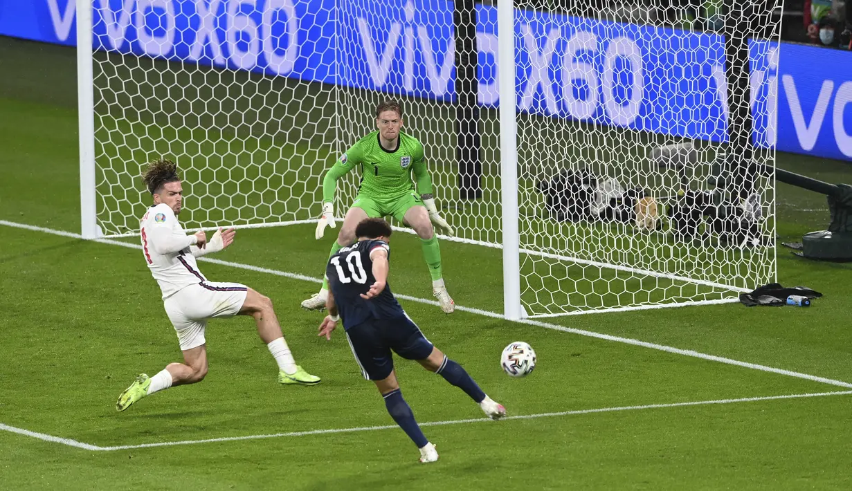 Penyerang Skotlandia, Che Adams berusaha menembak bola ke gawang Inggris pada pertandingan grup D Euro 2020 di stadion Wembley, di London, Jumat (18/6/2021). Inggris bermain imbang atas Skotlandia dengan skor 0-0. (Facundo Arrizabalaga/Pool via AP)
