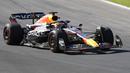 Max Verstappen mulai mendekati posisi Charles Leclerc sebagai pimpinan lomba saat balapan memasuki lap kelima. (AP/Luca Bruno)