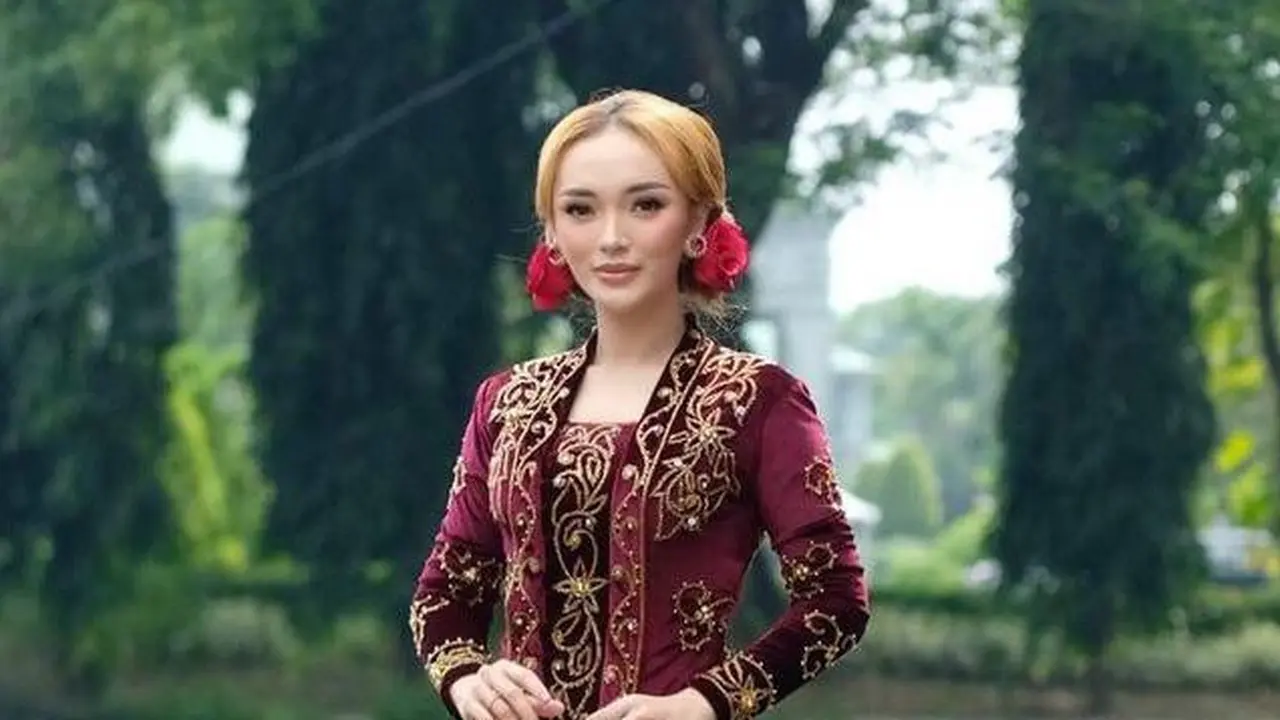 Penampilan Terbaru Zaskia Gotik bak Barbie Berkebaya, Rambut Blondenya Dikritik