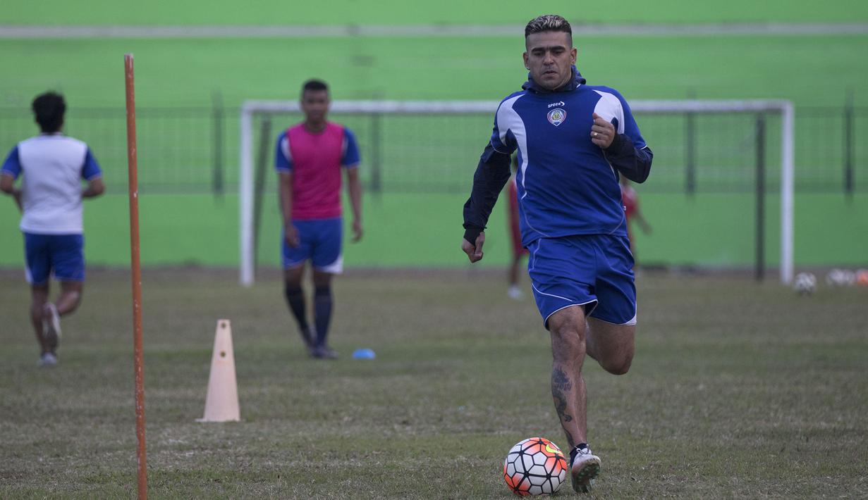 Striker Arema Cronus, Cristian Gonzales berlatih jelang leg kedua babak perempat final Piala Presiden 2015 melawan Bali United di Stadion Gajayana, Malang, Senin (21/9/2015). (Bola.com/Vitalis Yogi Trisna)